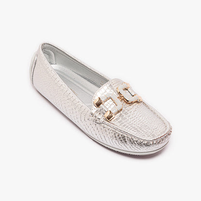 حذاء مسطح من الجلد اللامع