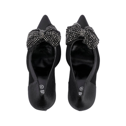 حذاء بكعب رفيع مناسب للمناسبات مع ربطة.