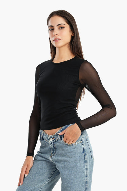 بلوزة سوداء مع ظهر شفاف