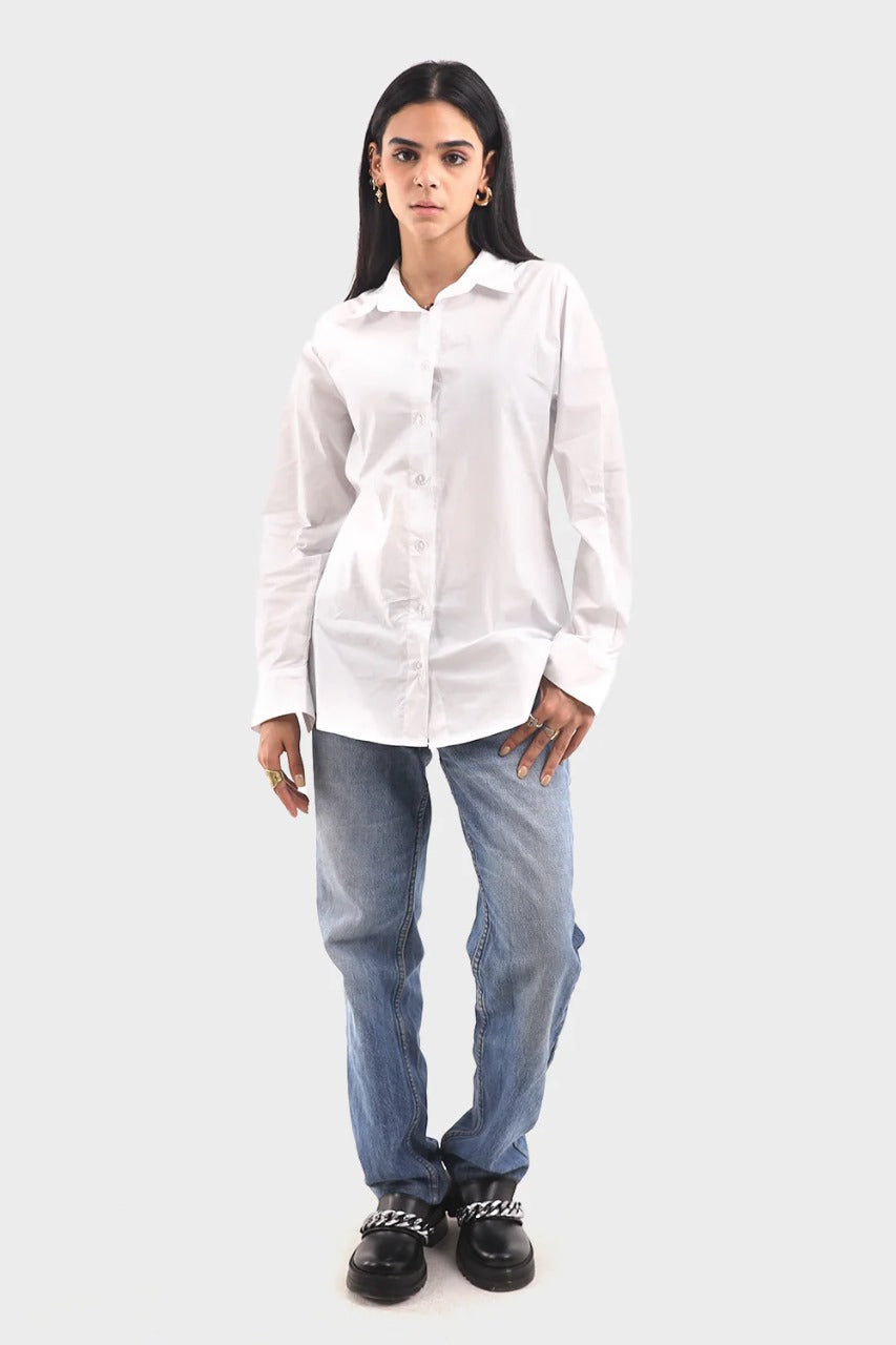 قميص أبيض بحواف مستديرة