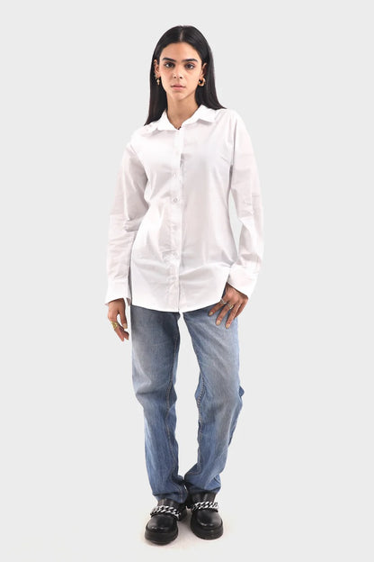 قميص أبيض بحواف مستديرة