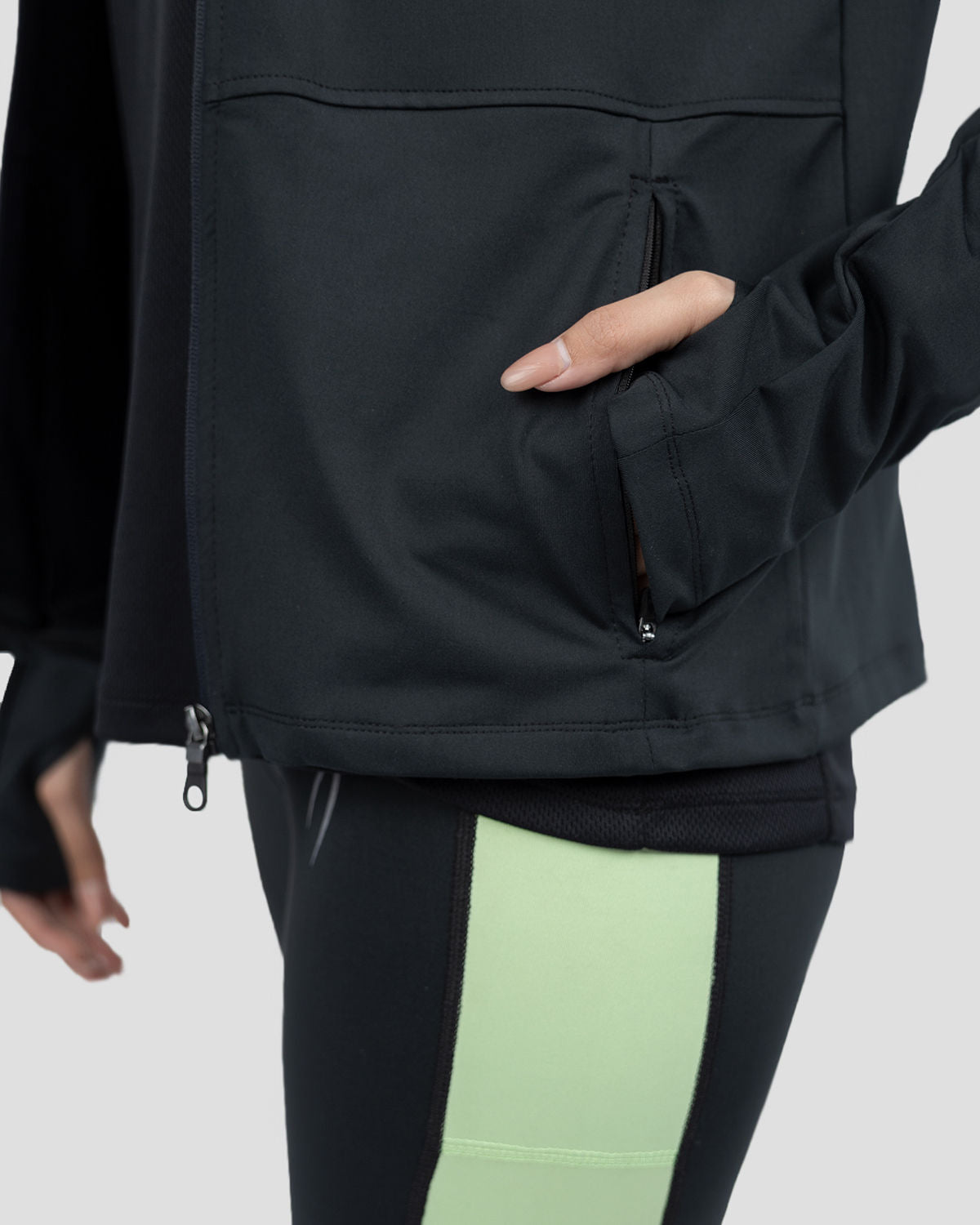 سترة رياضية أساسية للنساء