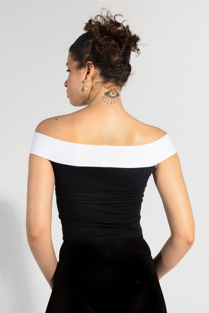 بلوزة مكشوفة الكتفين باللونين الأبيض والأسود