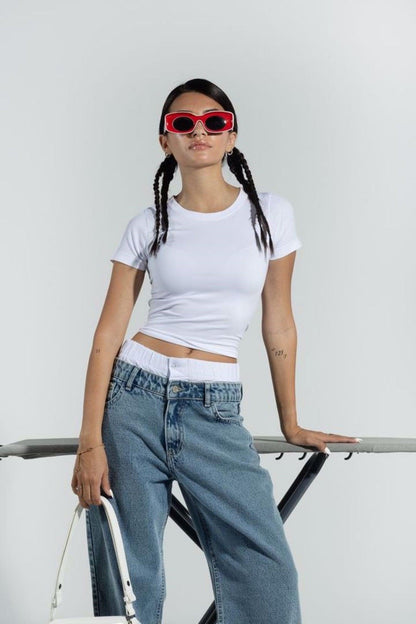 بلوزة قصيرة بيضاء برقبة دائرية