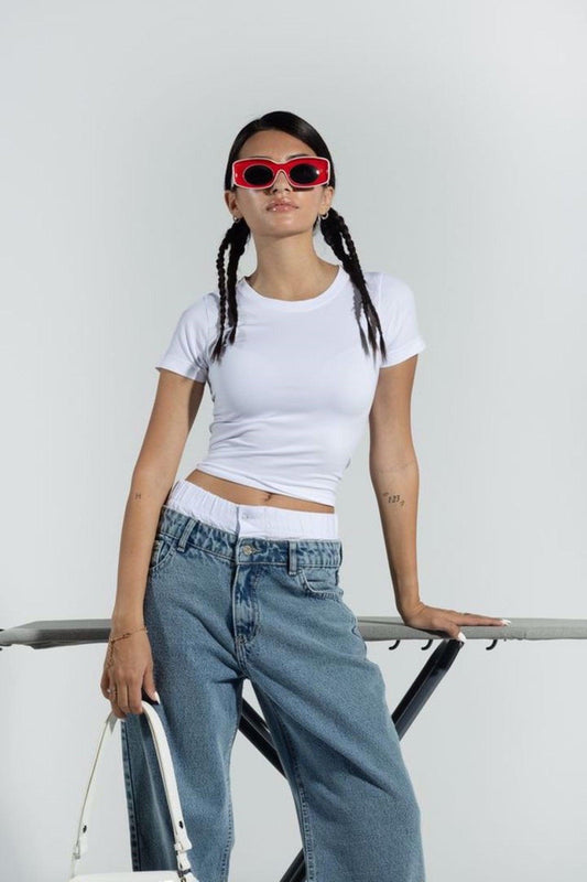 بلوزة قصيرة بيضاء برقبة دائرية