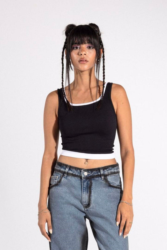 قميص داخلي أسود مع لون مزين بالأنابيب