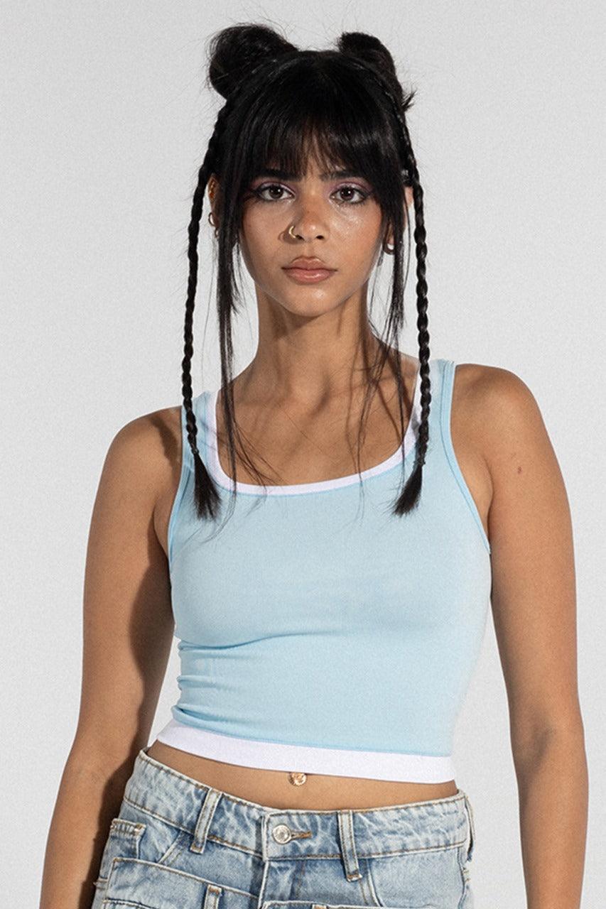 قميص داخلي قصير باللون الأزرق الفاتح