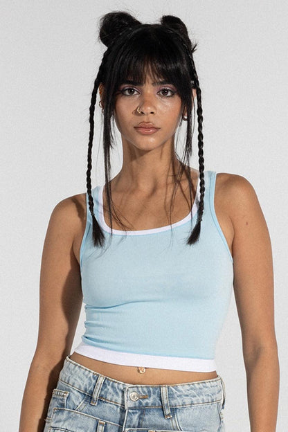 قميص داخلي قصير باللون الأزرق الفاتح