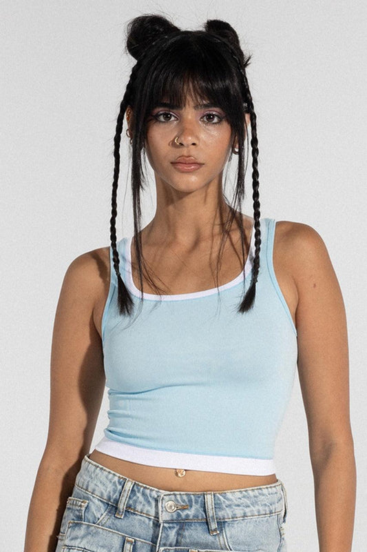 قميص داخلي قصير باللون الأزرق الفاتح