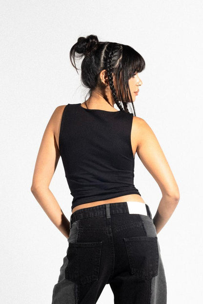 تانك توب أسود برقبة قارب