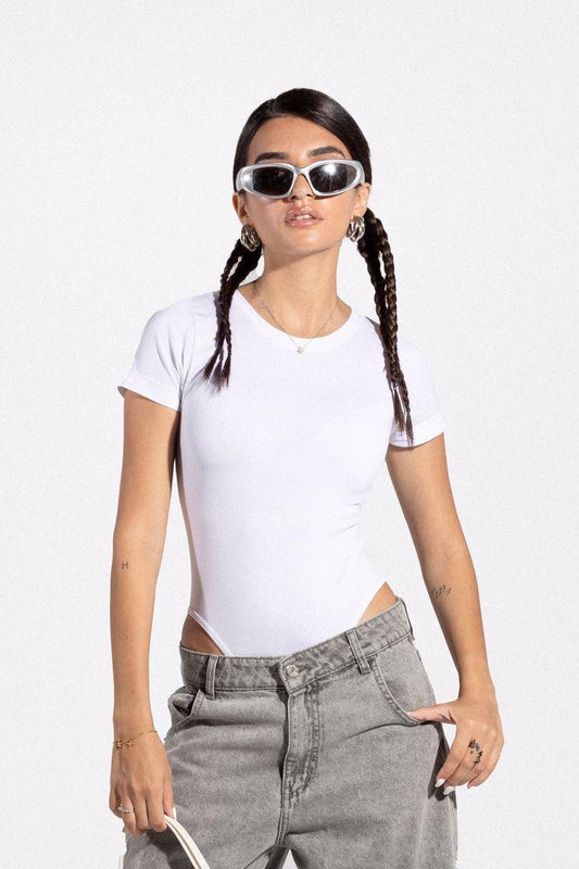 بدلة جسم بيضاء بأكمام قصيرة