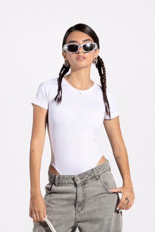 بدلة جسم بيضاء بأكمام قصيرة