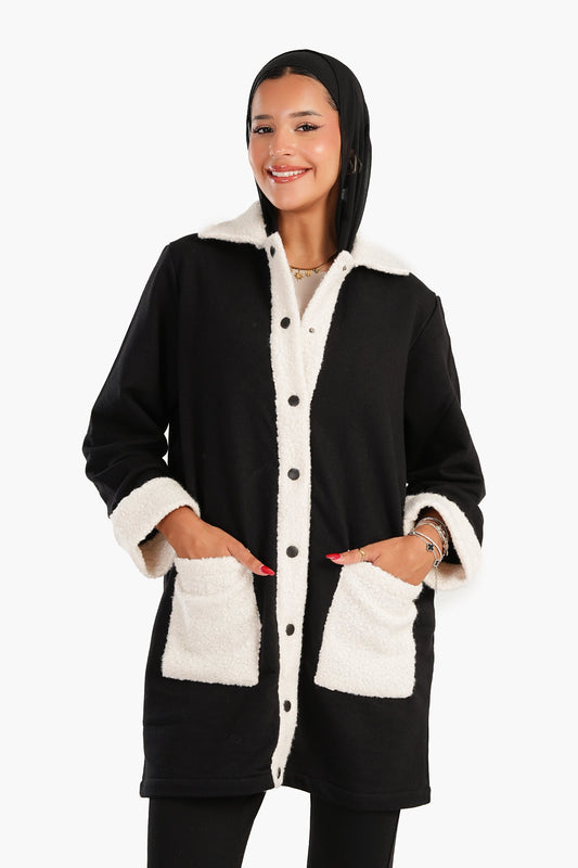 سترة بياقة باللونين الأبيض والأسود