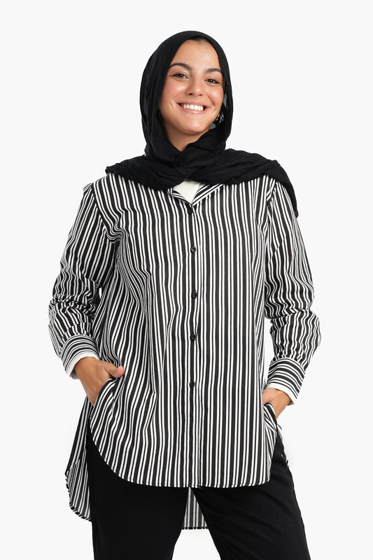 قميص مخطط باللونين الأبيض والأسود