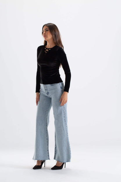 بلوزة متقاطعة بفتحة رقبة على شكل حرف V