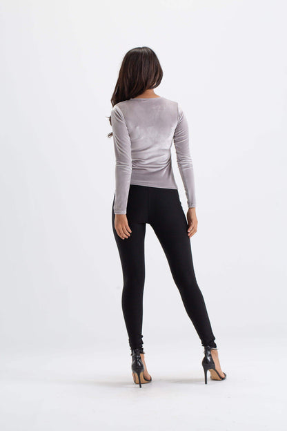 بلوزة متقاطعة بفتحة رقبة على شكل حرف V