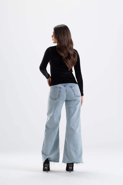 بلوزة متقاطعة بفتحة رقبة على شكل حرف V