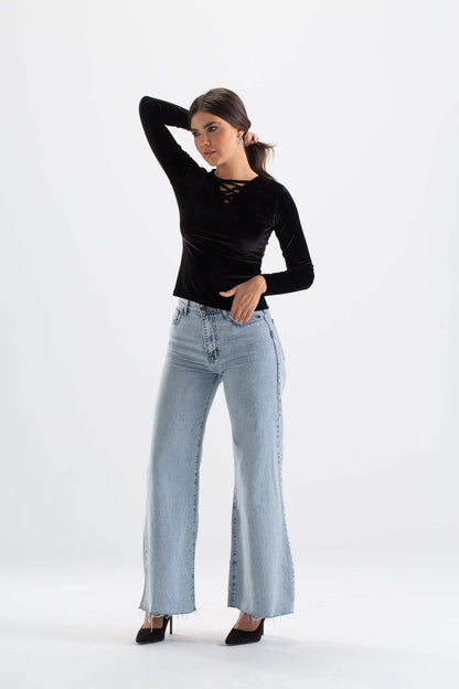 بلوزة متقاطعة بفتحة رقبة على شكل حرف V