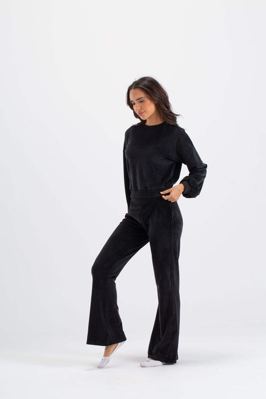 طقم بيجامة بجزء علوي مقصوص