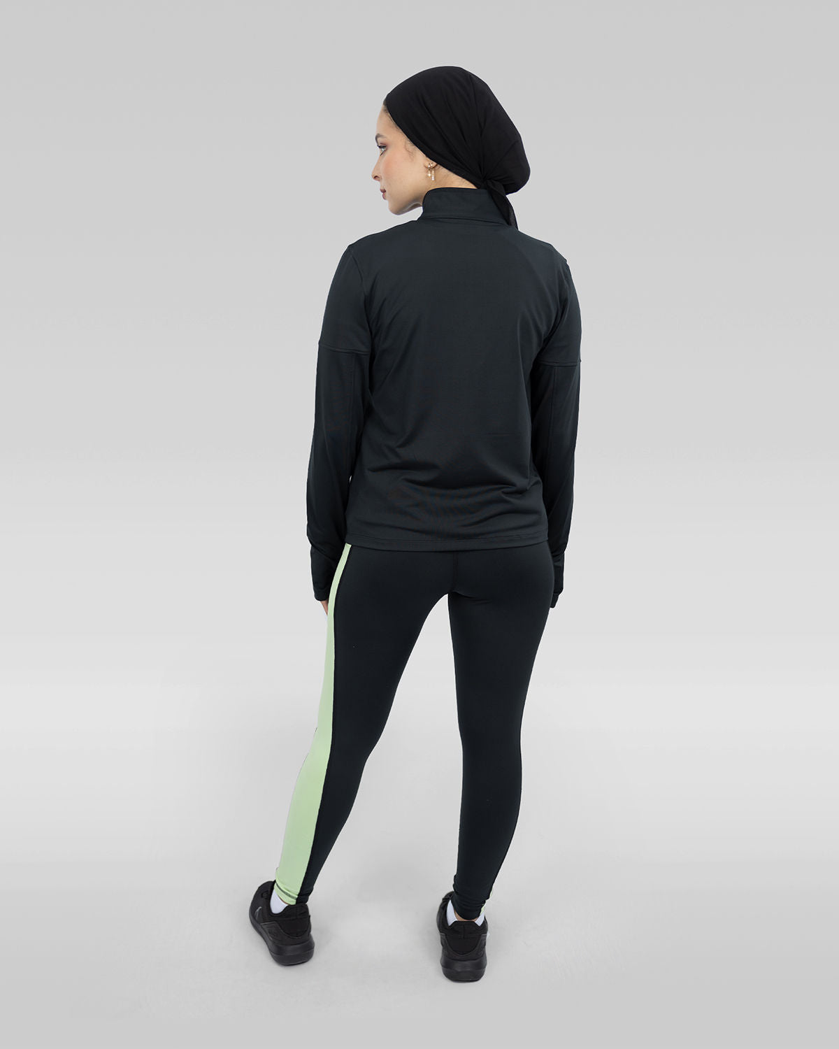 سترة رياضية أساسية للنساء