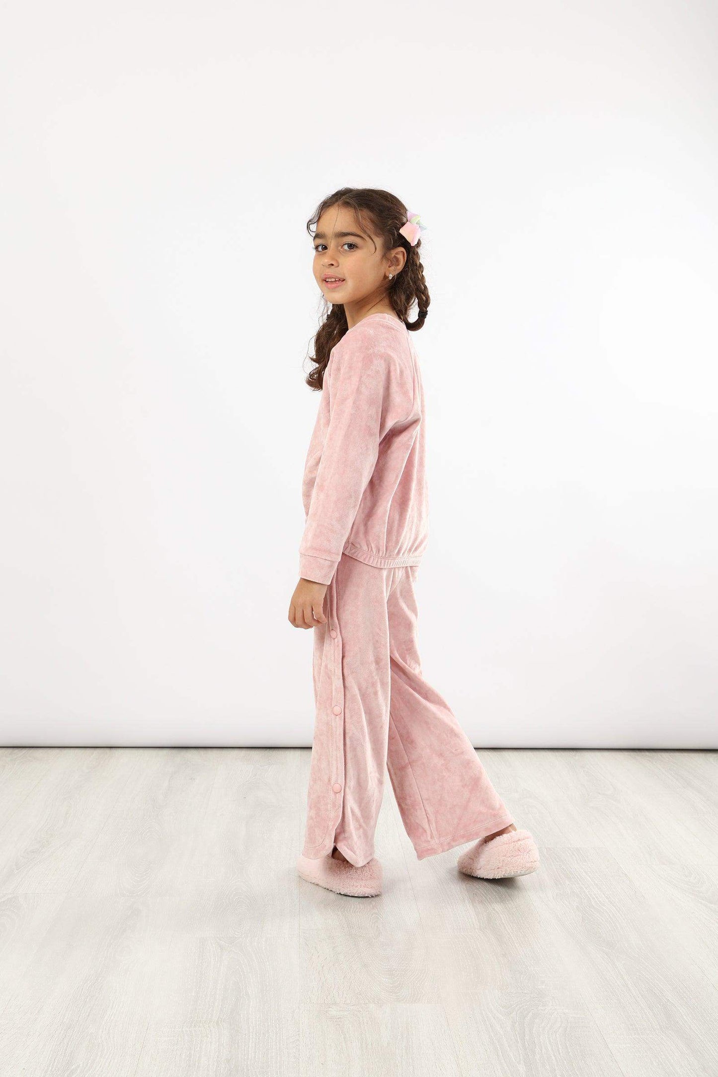 بيجامة بناتية سادة مع قفل كبس