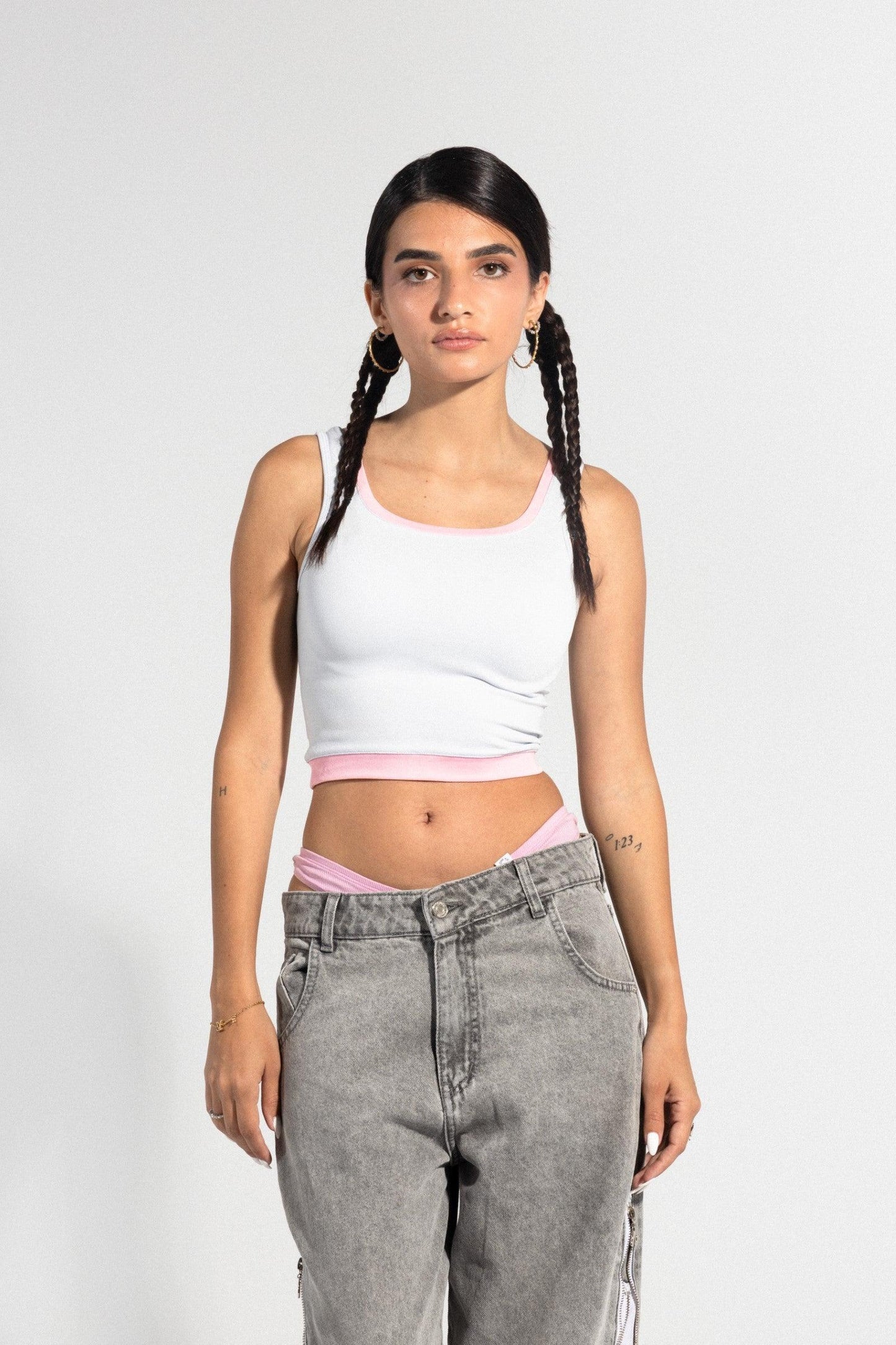 قميص داخلي رمادي قصير