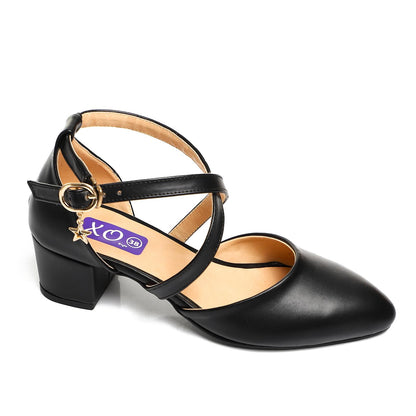 أحذية بكعب عالٍ بأشرطة متقاطعة