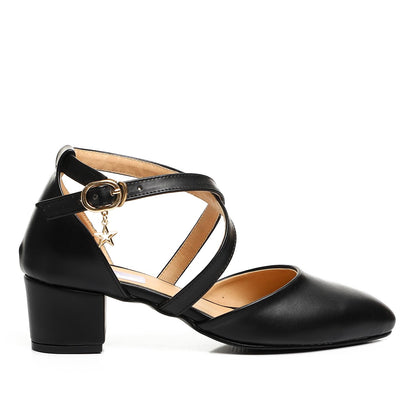 أحذية بكعب عالٍ بأشرطة متقاطعة