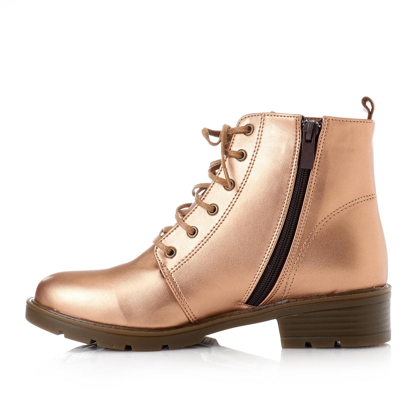 حذاء بوت قصير من الجلد اللامع باللون النحاسي