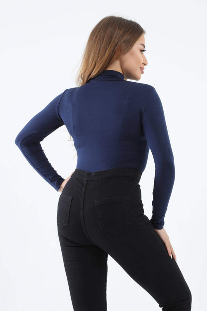 بلوزة برقبة عالية وأكمام طويلة