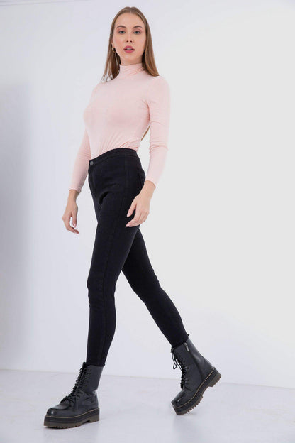 بلوزة برقبة عالية وأكمام طويلة