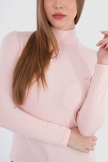 بلوزة برقبة عالية وأكمام طويلة