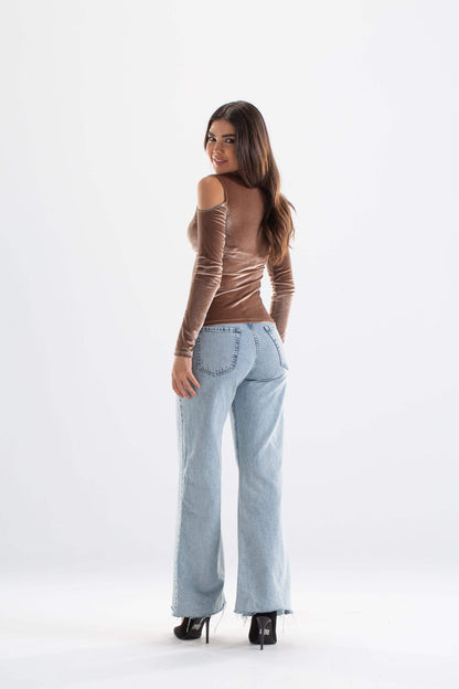 بلوزة بفتحة رقبة عالية وكتف