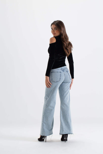 بلوزة بفتحة رقبة عالية وكتف