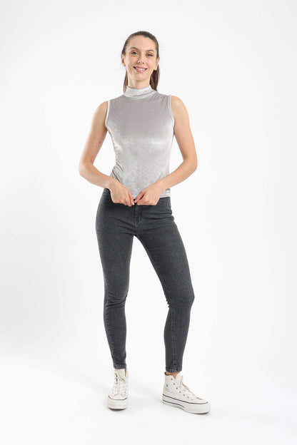 بلوزة بدون أكمام وياقة عالية