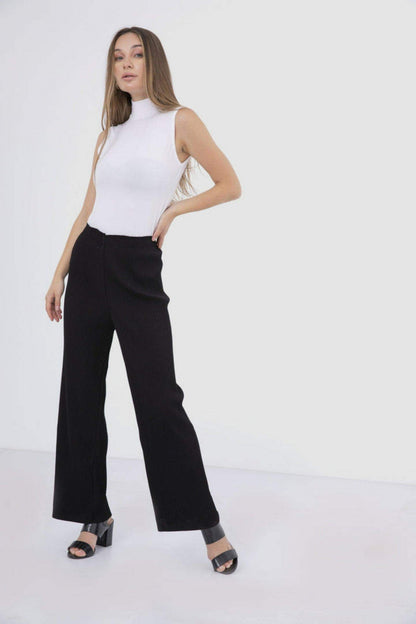 بلوزة بدون أكمام وياقة عالية