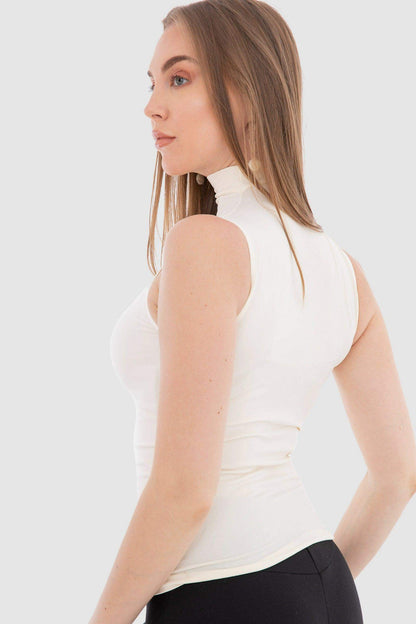 بلوزة بدون أكمام وياقة عالية