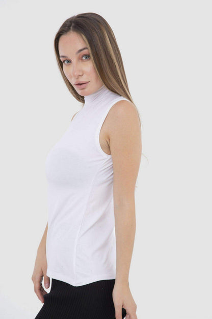 بلوزة بدون أكمام وياقة عالية