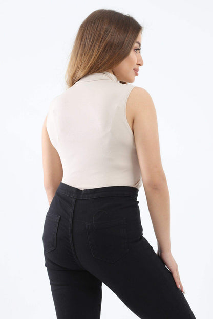 بلوزة بدون أكمام وياقة عالية