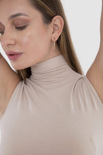 بلوزة بدون أكمام وياقة عالية