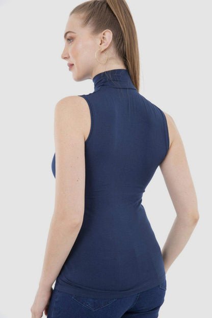 بلوزة بدون أكمام وياقة عالية