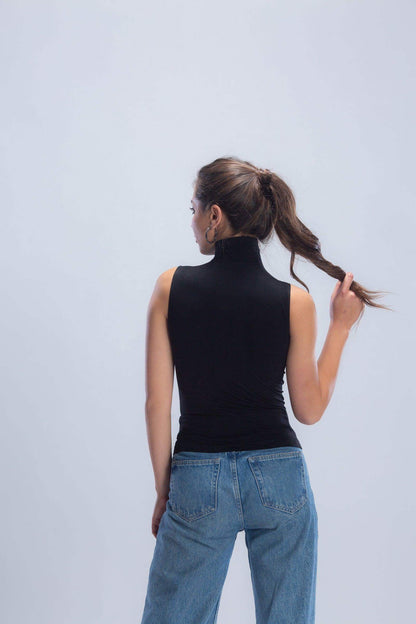 بلوزة بدون أكمام وياقة عالية