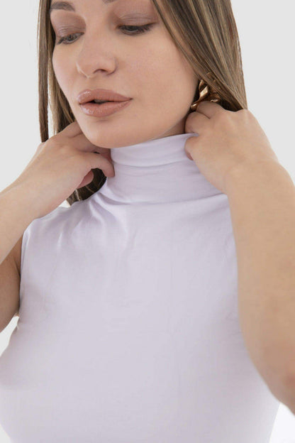 بلوزة بدون أكمام وياقة عالية