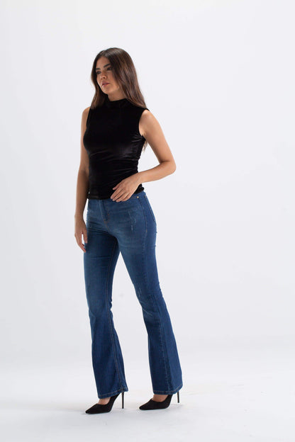 بلوزة بدون أكمام وياقة عالية