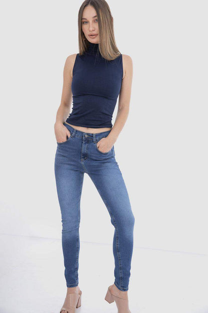 بلوزة بدون أكمام وياقة عالية