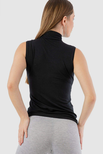 بلوزة بدون أكمام وياقة عالية