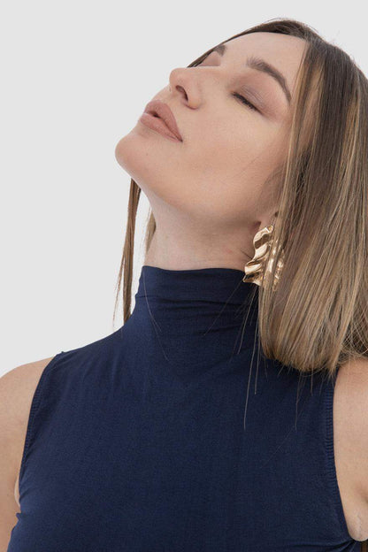 بلوزة بدون أكمام وياقة عالية