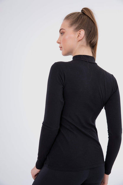 بلوزة بدون رقبة عالية