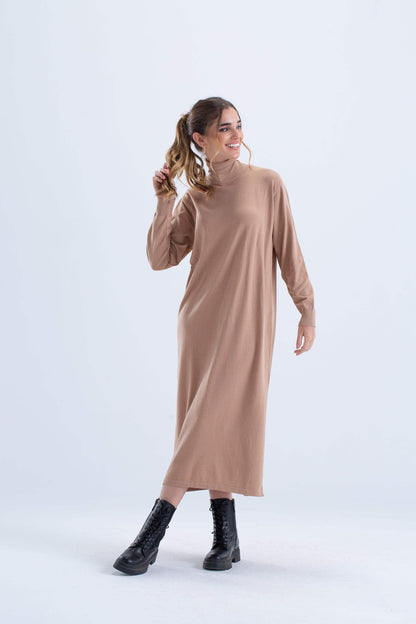 فستان محبوك بياقة مدورة