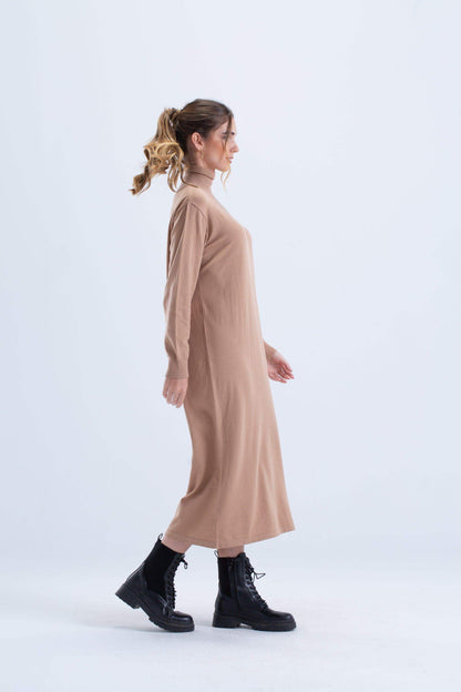 فستان محبوك بياقة مدورة